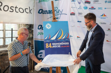 Oberbürgermeister Claus Ruhe Madsen und der Designer und Fotograf Pepe Hartmann enthüllen während des Oberbürgermeister Empfang das Plakat zur nächsten Warnemünder Woche