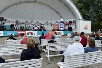 "WIRO Sporttag trifft Trachtengruppen" auf der Bühne im Kurhausgarten. Foto: Maren Budahn