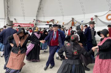 Darbietung traditioneller Bekleidungen und Tänze "WIRO Sporttag trifft Trachtengruppen" auf der Bühne im Kurhausgarten. Foto: Maren Budahn