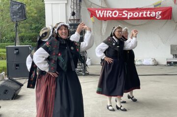 Darbietung traditioneller Bekleidungen und Tänze "WIRO Sporttag trifft Trachtengruppen" auf der Bühne im Kurhausgarten. Foto: Maren Budahn