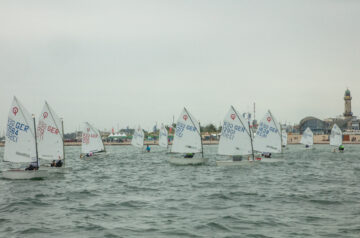 Opti-Team-Cup: Je vier Optis zweier Mannschaften segeln gegeneinader. Die Mannschaft, die am Ende des Rennens weniger Punkte hat, gewinnt.
