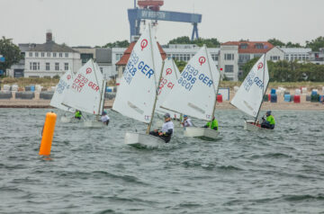 Die Opti segeln ihren Opti-Team-Cup direkt vor dem Strand von Warnemünde