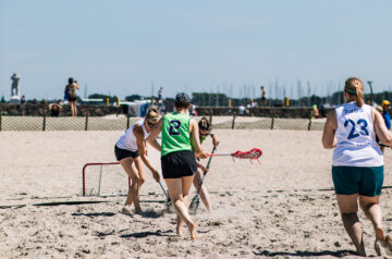 Beach-Lacrosse-Spielerinnen beim Turnier in der SportBeachArena.