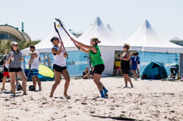 Beach-Lacrosse-Spielerinnen beim Turnier in der SportBeachArena.