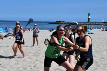 Die Teilnehmer des Beach-Lacrosse-Turniers.