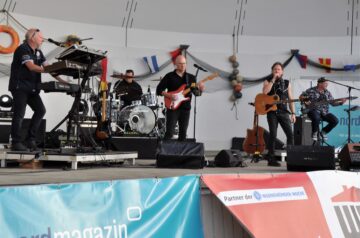 Konzert der Maffay Showband mit Frontmann Andreas Engel auf der Bühne im Kurhausgarten. Foto: Katrin Heidemann