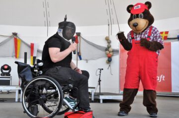 WIRO Sporttag auf der Bühne im Kurhausgarten. Eine der vorgestellten Sportarten war Rollstuhlfechten. Foto: Katrin Heidemann