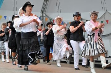 Die Lindedance-Gruppe Dancing Heels in Aktion auf der Bühne im Kurhausgarten.